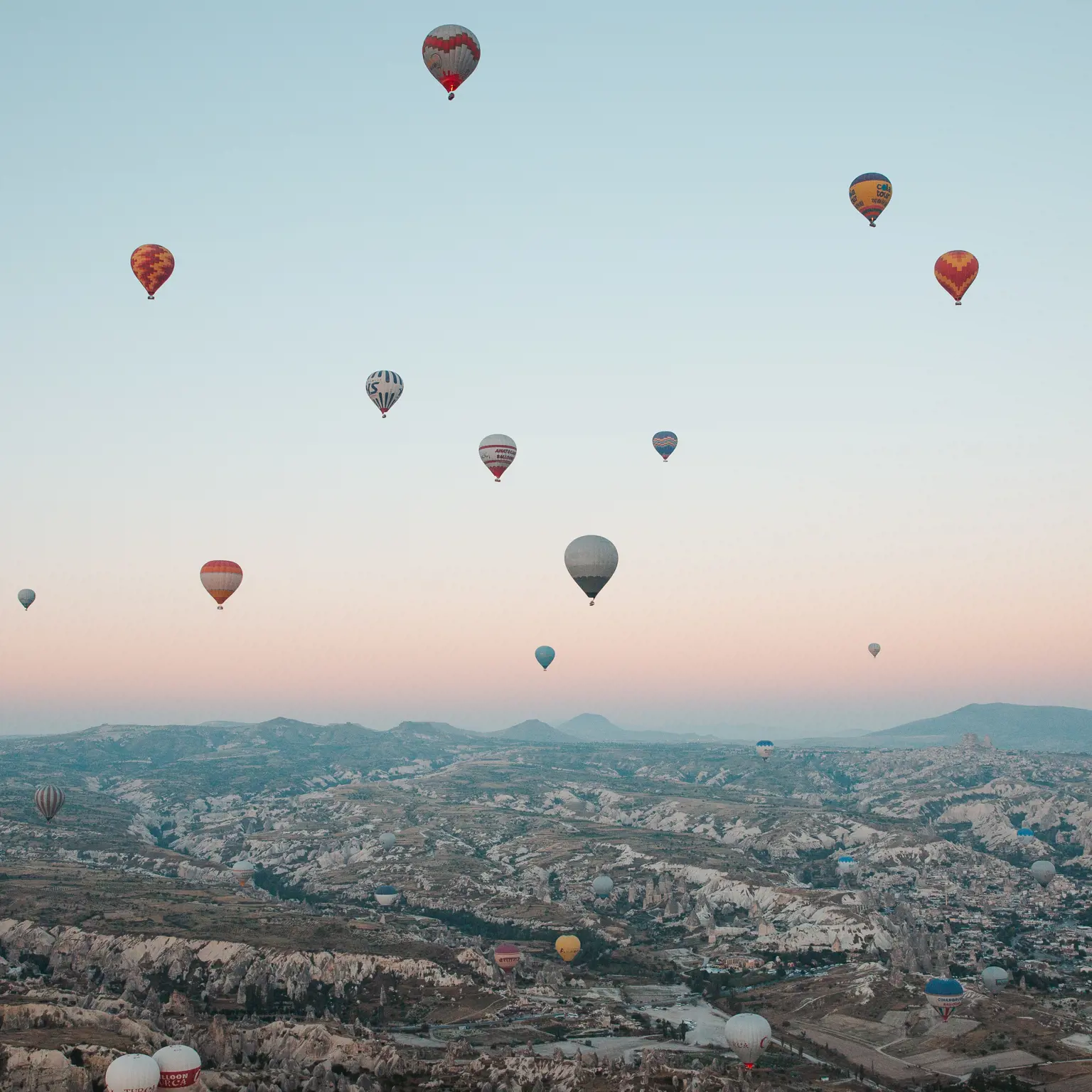 Bestaune die Mondlandschaft während einer Ballonfahrt